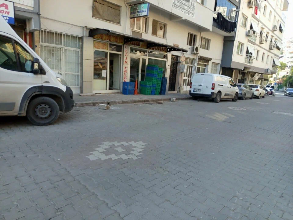 Çelik Ekmek mağaza önü